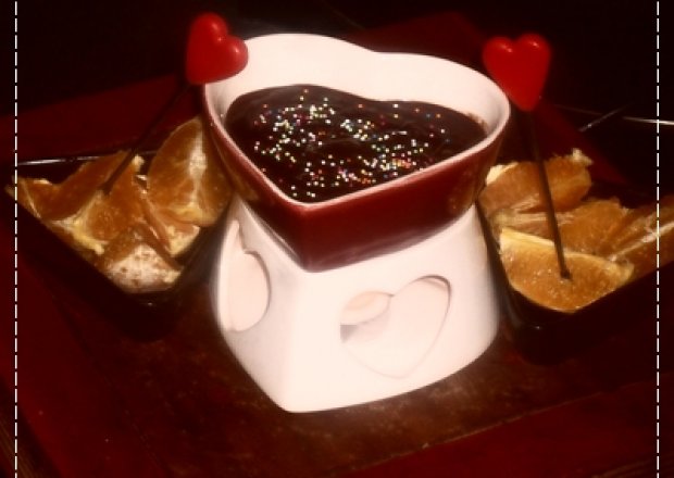 Fotografia przedstawiająca czekoladowe fondue w romantycznym klimacie
