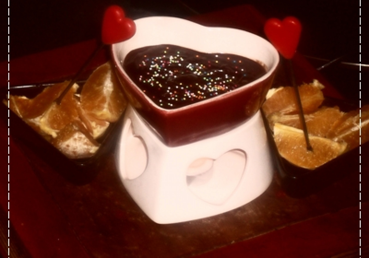 czekoladowe fondue w romantycznym klimacie foto
