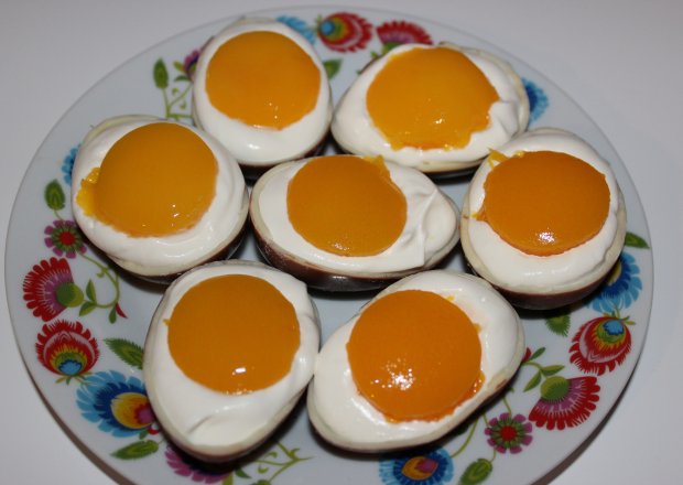 Fotografia przedstawiająca Czekoladowe jajka na deser