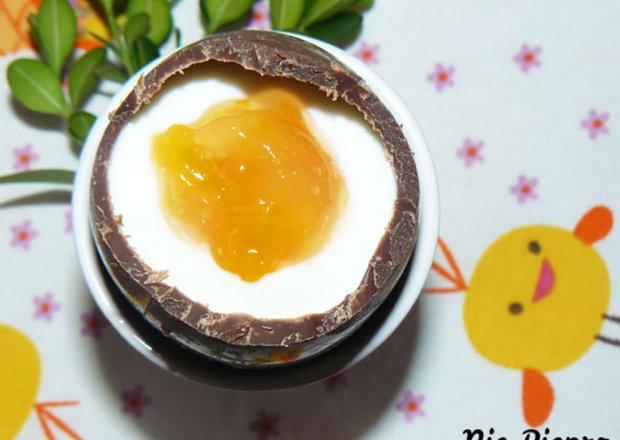 Fotografia przedstawiająca Czekoladowe jajka z nadzieniem jogurtowym