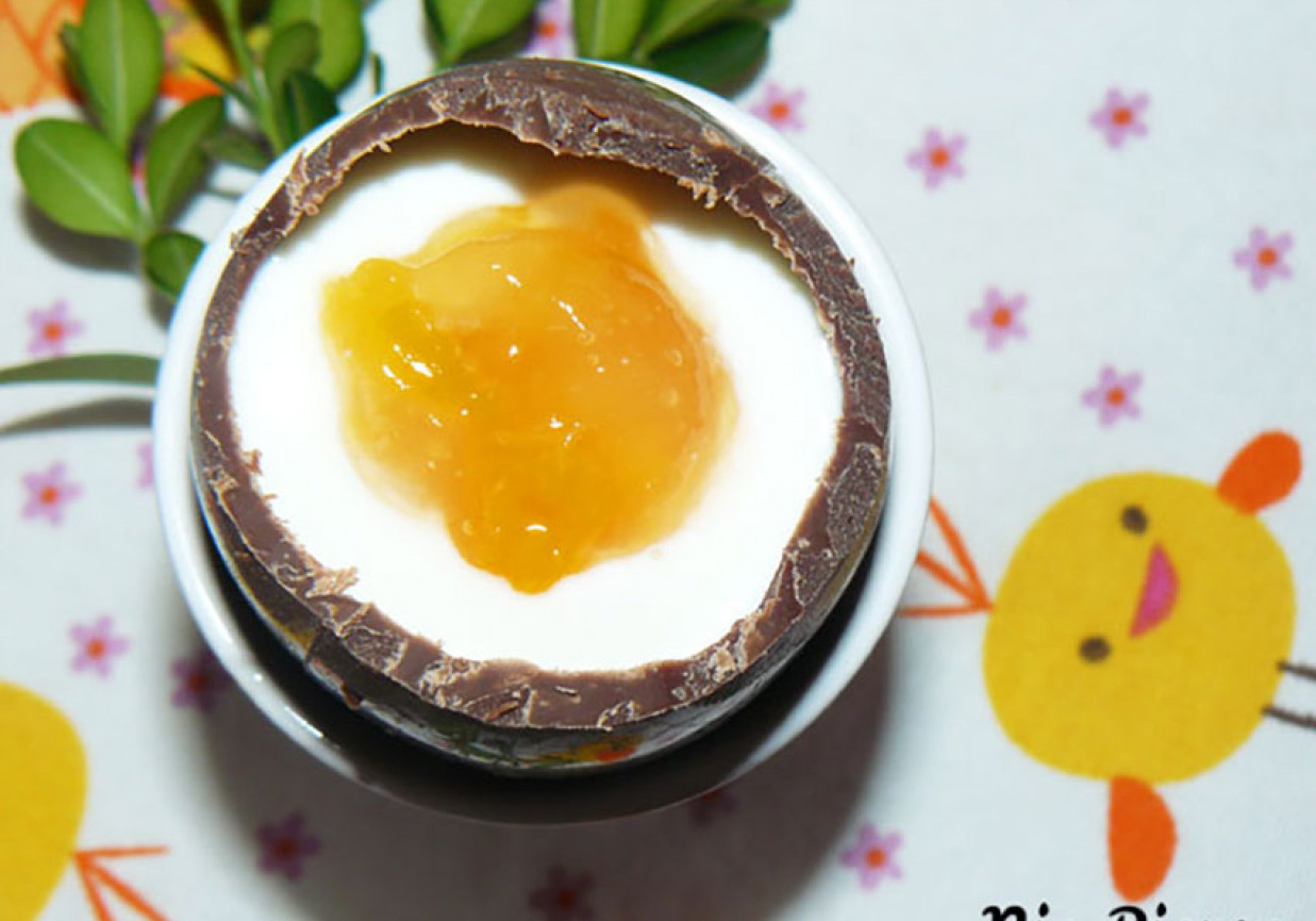 Czekoladowe jajka z nadzieniem jogurtowym foto
