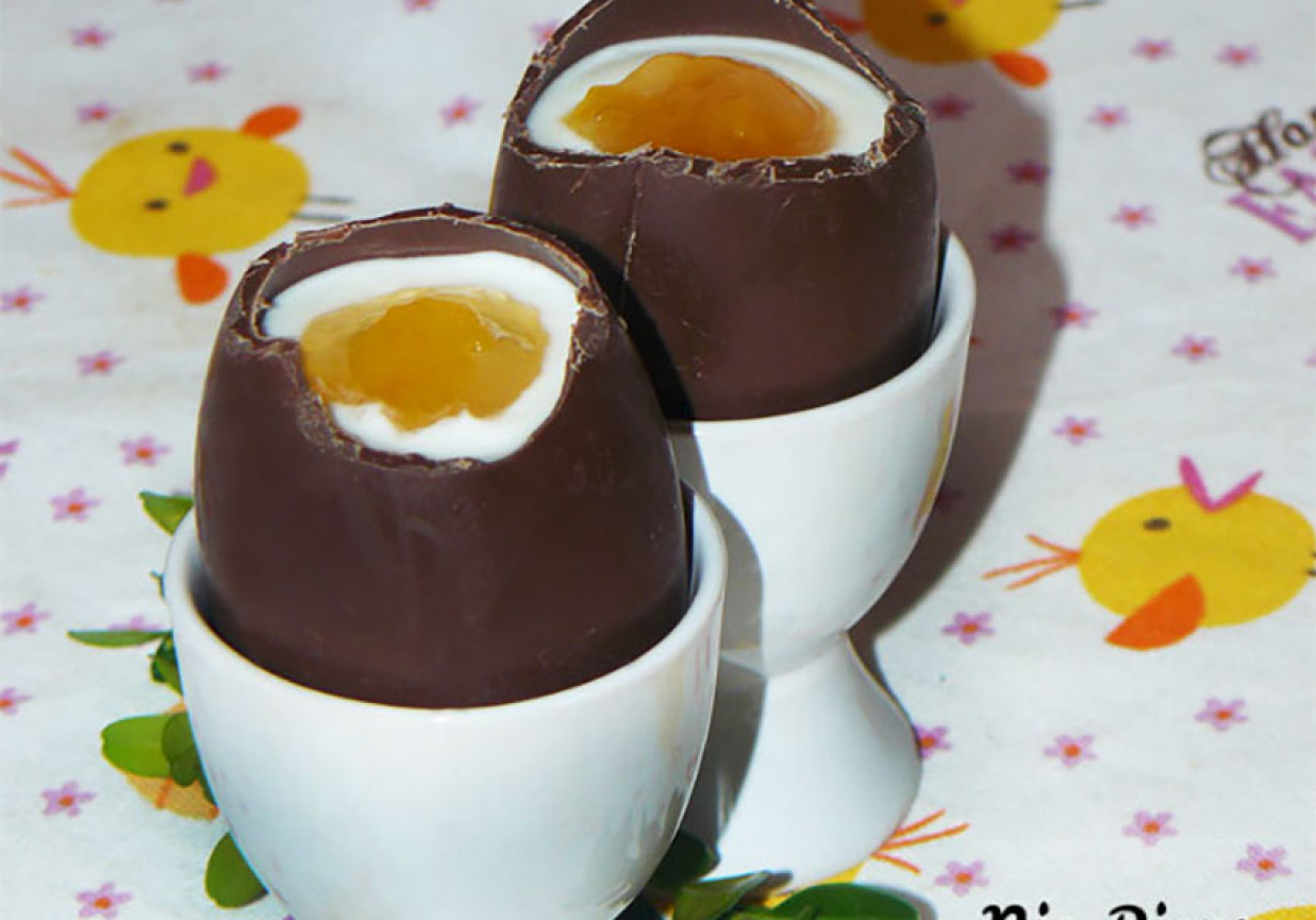 Czekoladowe jajka z nadzieniem jogurtowym foto