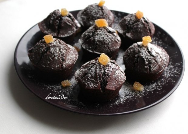 Fotografia przedstawiająca Czekoladowe muffinki pszenno-orkiszowe z kandyzowanym imbirem