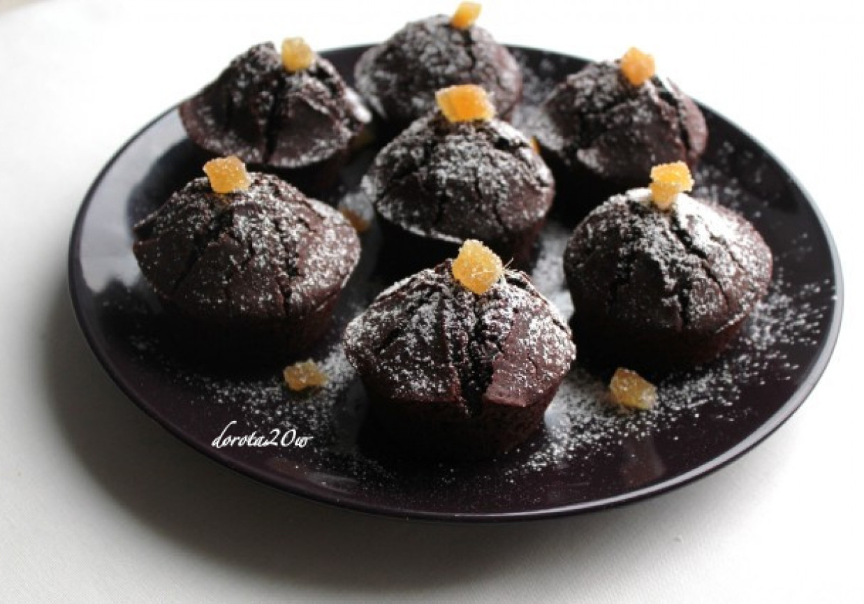 Czekoladowe muffinki pszenno-orkiszowe z kandyzowanym imbirem foto