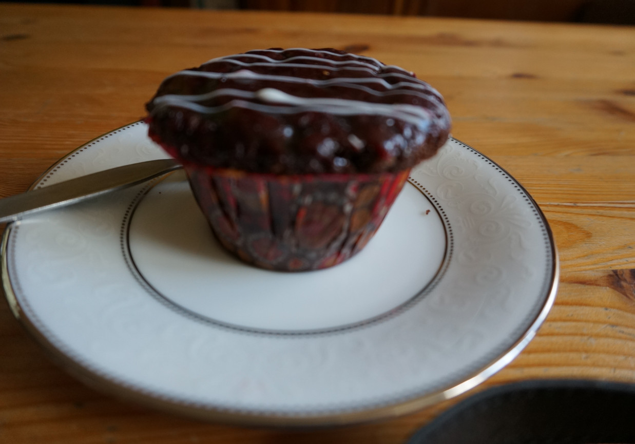 Czekoladowe muffinki z białą czekoladą foto