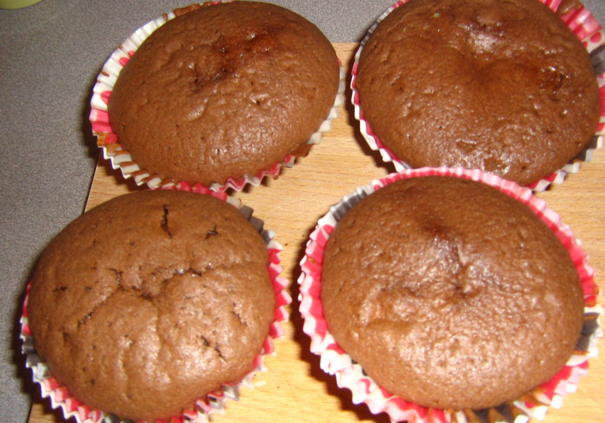 Czekoladowe muffinki z budyniem waniliowym foto