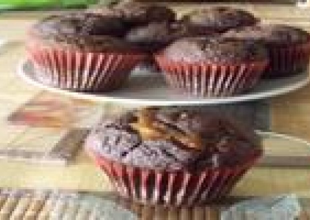 Czekoladowe muffinki z karmelowym nadzieniem foto