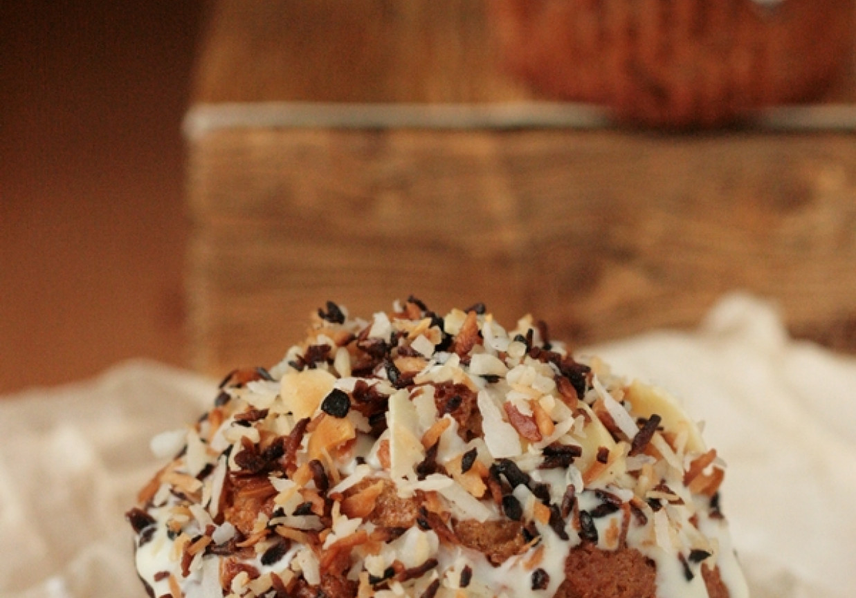 Czekoladowe muffinki z kokosem i prażonymi migdałami foto