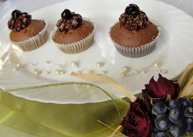 Fotografia przedstawiająca Czekoladowe muffinki z kremem czekoladowym z mascarpone