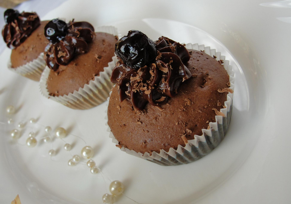 Czekoladowe muffinki z kremem czekoladowym z mascarpone foto