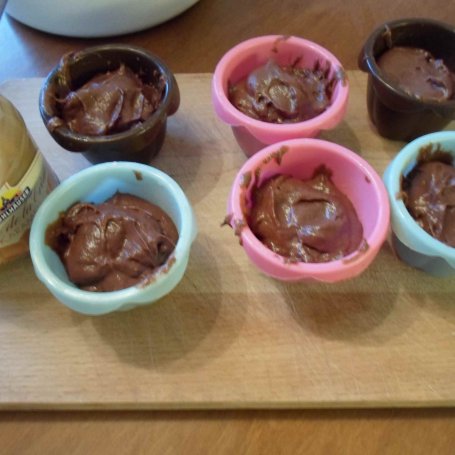 Krok 5 - Czekoladowe muffinki z nadzieniem karmelowym foto