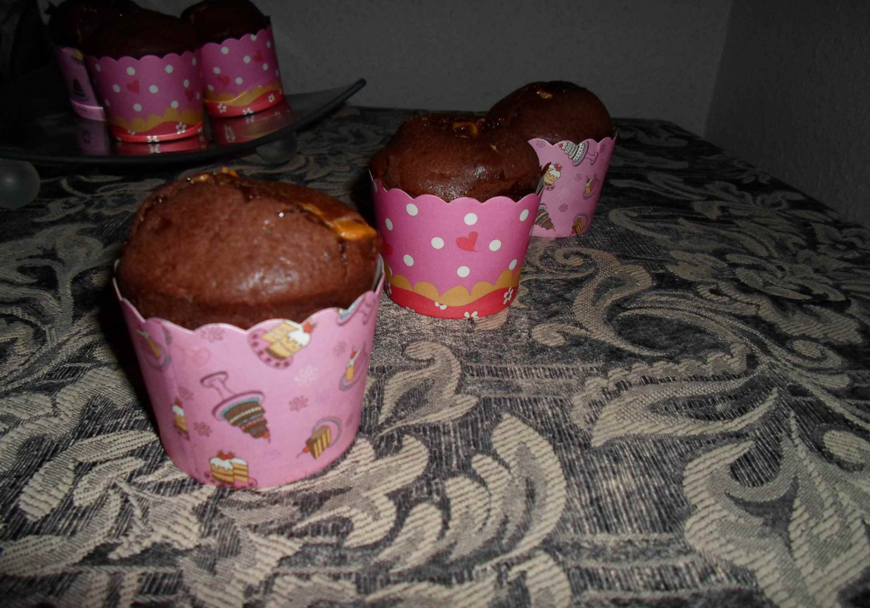 Czekoladowe muffinki z nadzieniem karmelowym foto