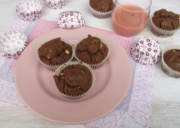 Fotografia przedstawiająca Czekoladowe muffinki z orzeszkami ziemnymi.