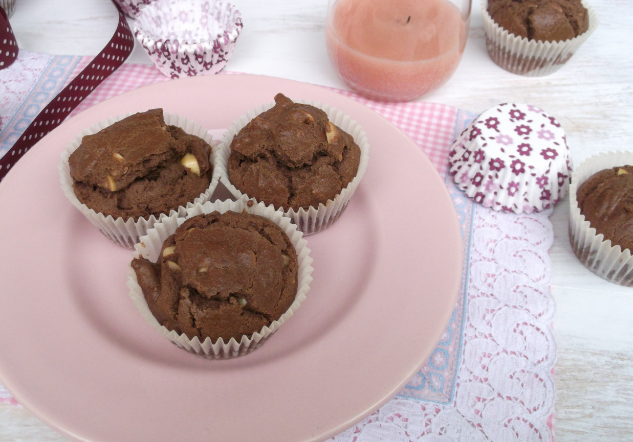 Czekoladowe muffinki z orzeszkami ziemnymi. foto