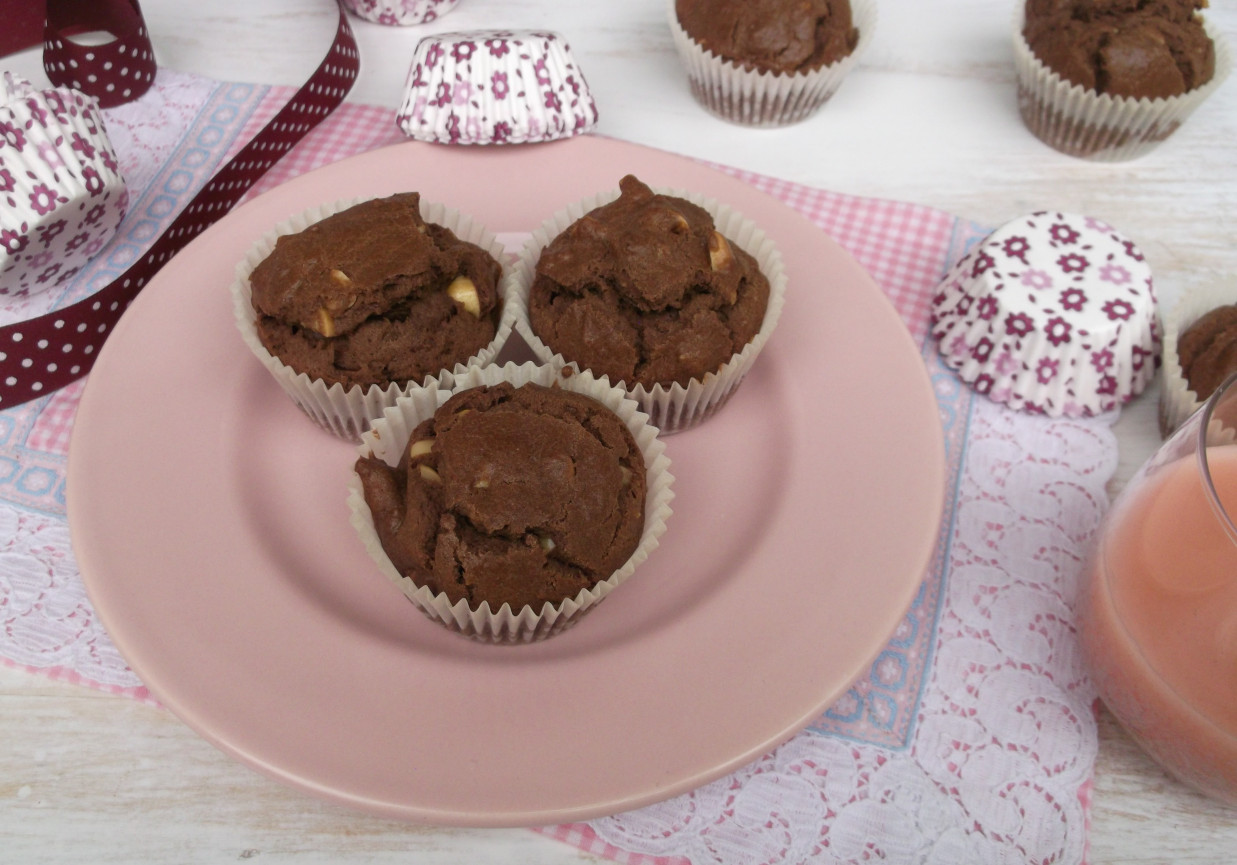 Czekoladowe muffinki z orzeszkami ziemnymi. foto