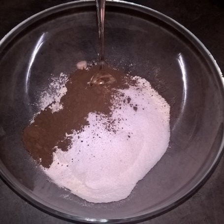 Krok 1 - Czekoladowe muffinki z posypką foto