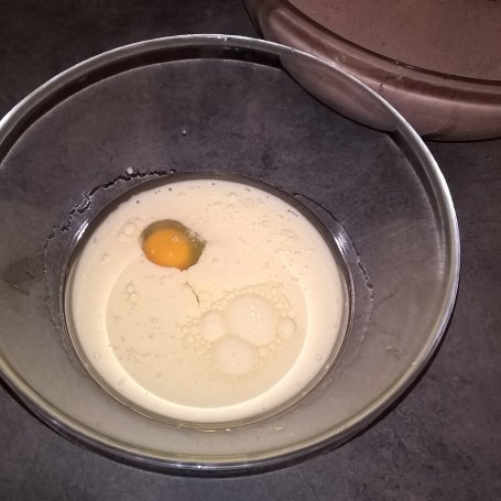 Krok 2 - Czekoladowe muffinki z posypką foto