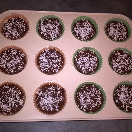 Krok 6 - Czekoladowe muffinki z posypką foto