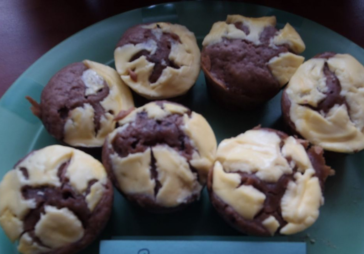Czekoladowe muffinki z serową czapeczką. foto