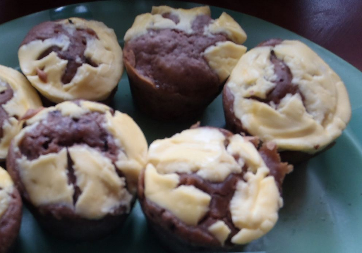 Czekoladowe muffinki z serową czapeczką. foto
