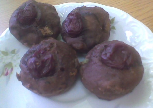 Fotografia przedstawiająca Czekoladowe muffinki z wiśniami