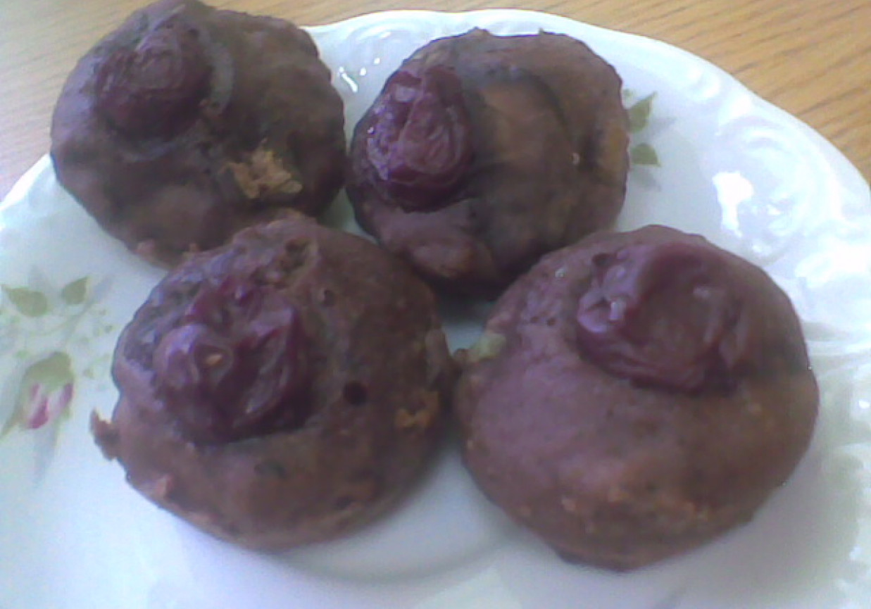 Czekoladowe muffinki z wiśniami foto