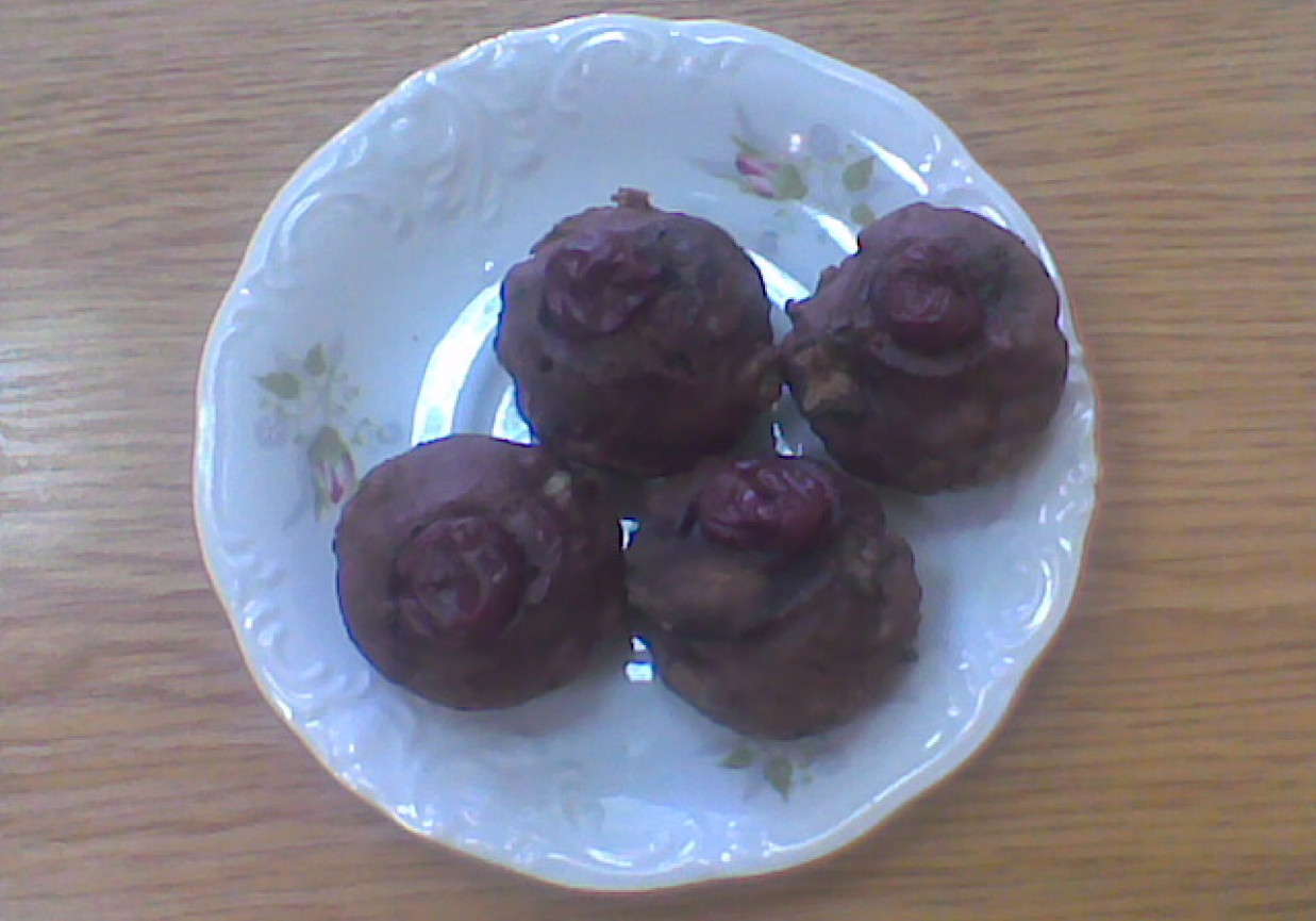 Czekoladowe muffinki z wiśniami foto