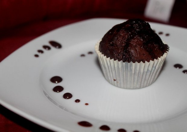Fotografia przedstawiająca czekoladowe muffiny wielkości praliny