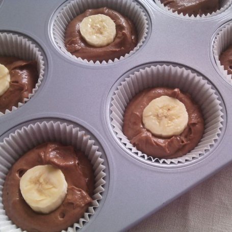 Krok 4 - Czekoladowe muffiny z bananami foto