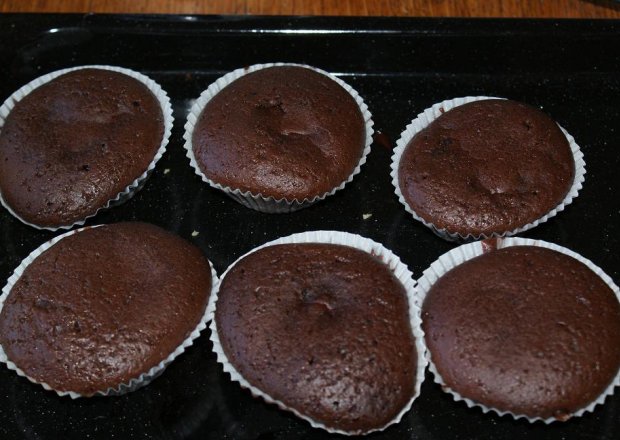 Fotografia przedstawiająca Czekoladowe muffiny z nutellą