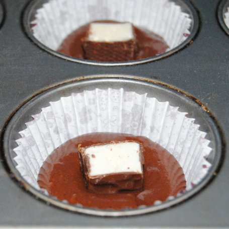 Krok 3 - Czekoladowe muffiny z ptasim mleczkiem foto
