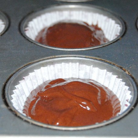 Krok 4 - Czekoladowe muffiny z ptasim mleczkiem foto