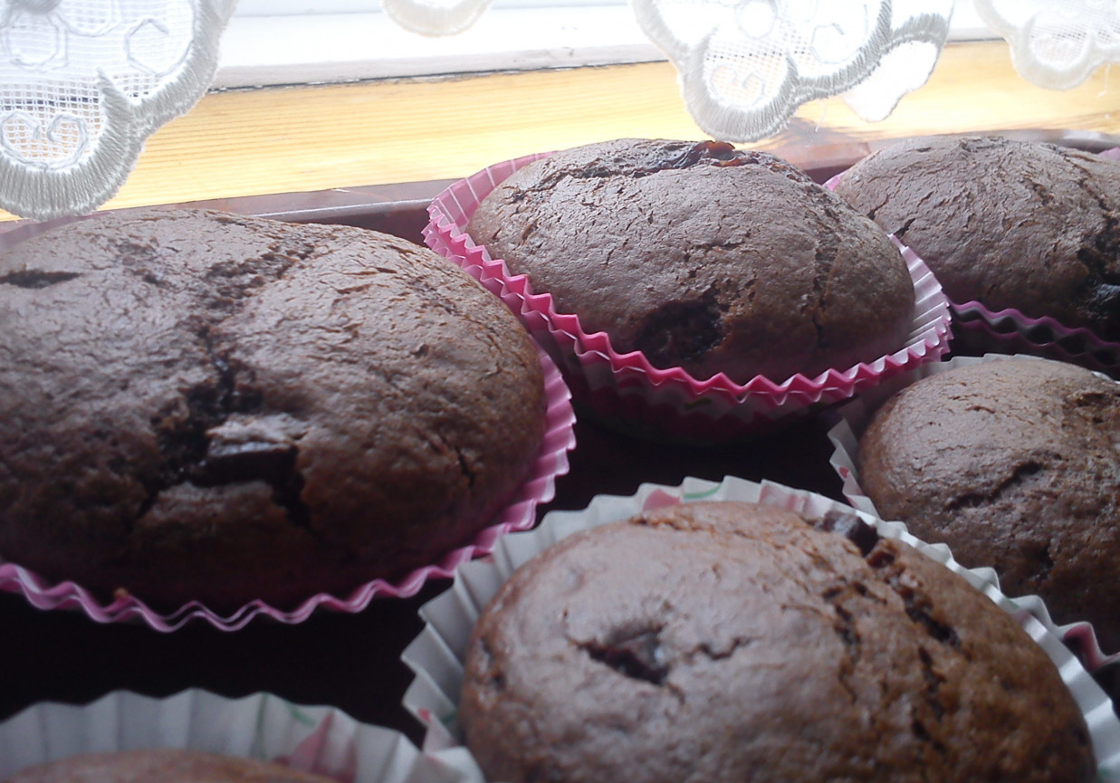 Czekoladowe muffiny z wiśniami foto