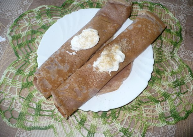 Fotografia przedstawiająca czekoladowe naleśniki z serem bananowym