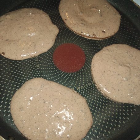 Krok 5 - Czekoladowe pancakes orkiszowe z frużeliną truskawkową foto