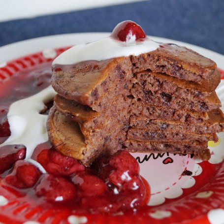 Krok 6 - Czekoladowe pancakes orkiszowe z frużeliną truskawkową foto
