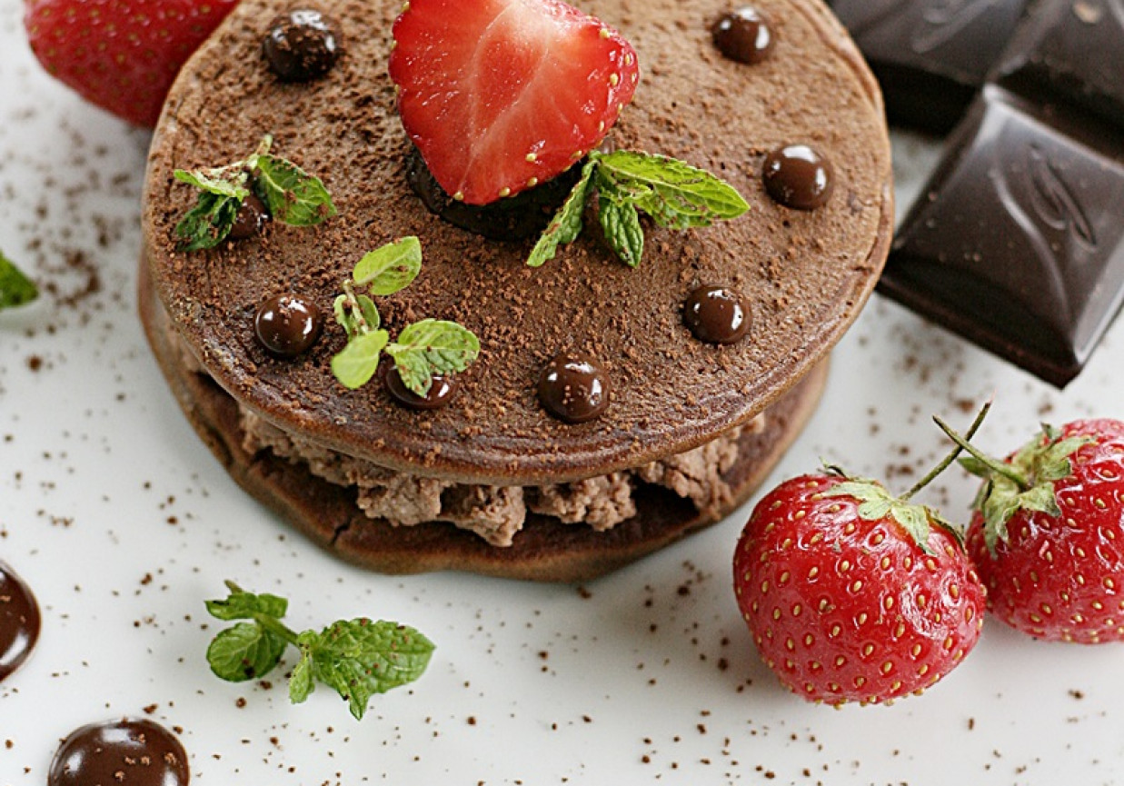 Czekoladowe pancakes z truskawkami foto