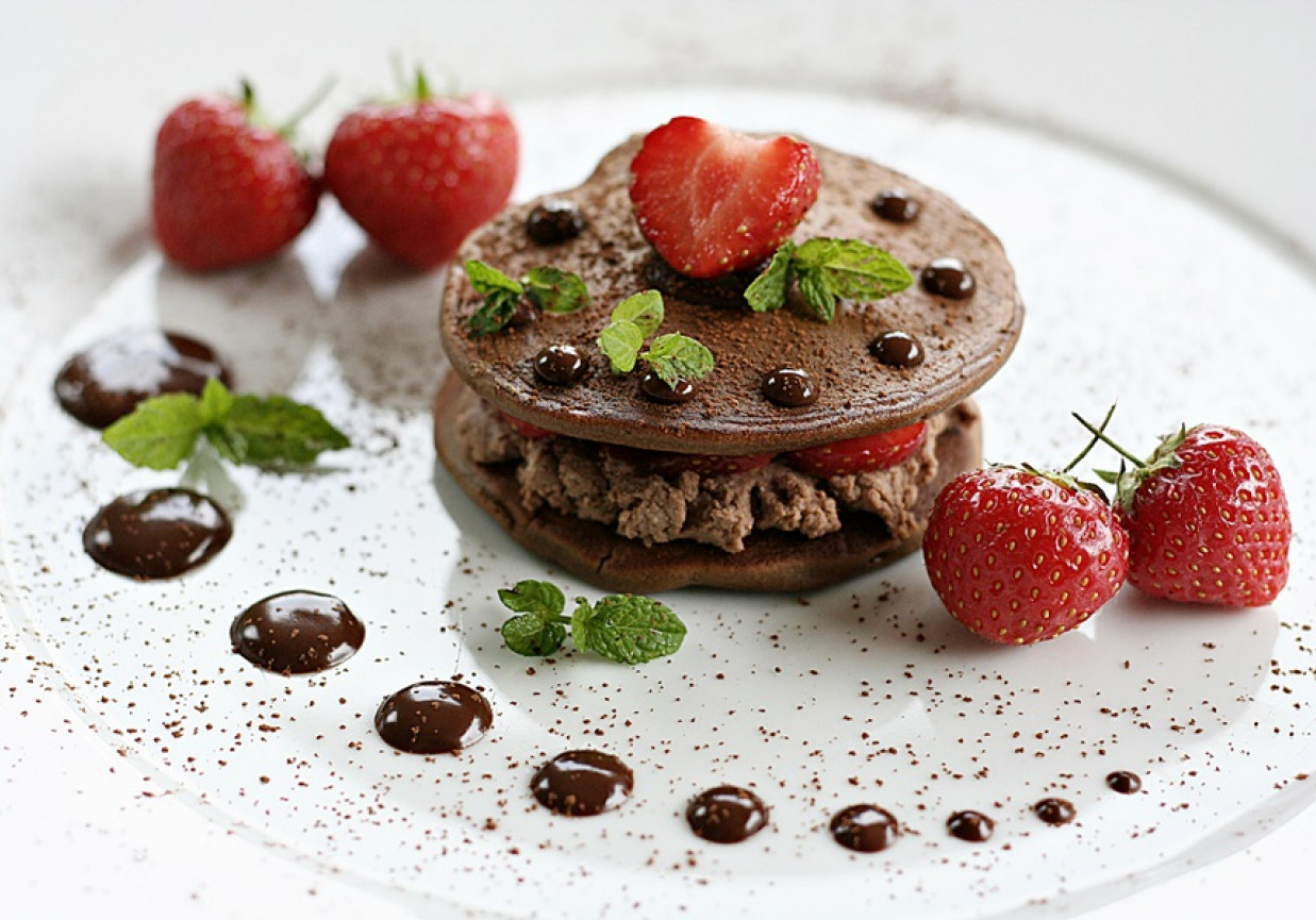 Czekoladowe pancakes z truskawkami foto