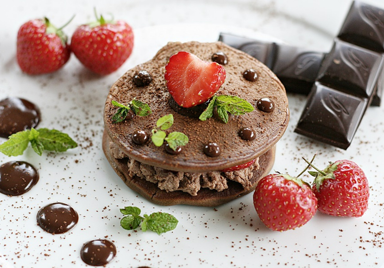 Czekoladowe pancakes z truskawkami foto