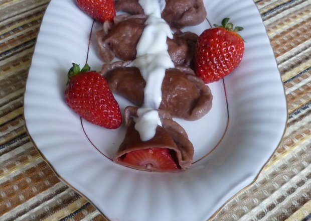 Fotografia przedstawiająca CZekoladowe pierogi z truskawkami