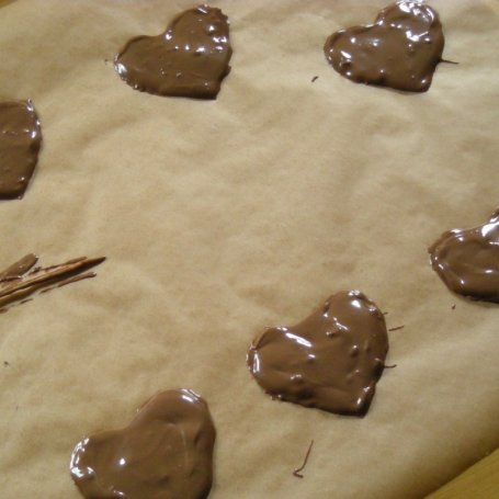 Krok 1 - czekoladowe serduszka z bitą śmietaną foto
