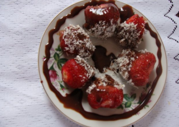 Fotografia przedstawiająca czekoladowe truskawki