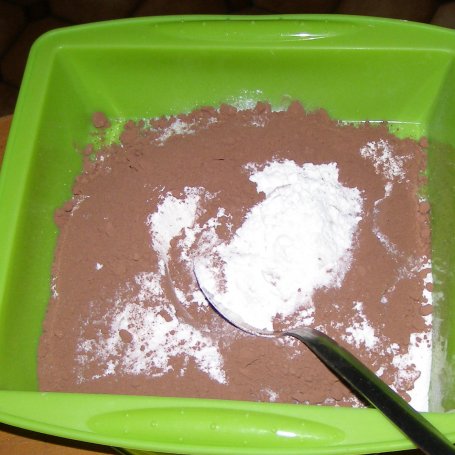 Krok 2 - czekoladowo-aroniowe ciasto w formie mieszane z kremem budyniowym i gruszkami... foto