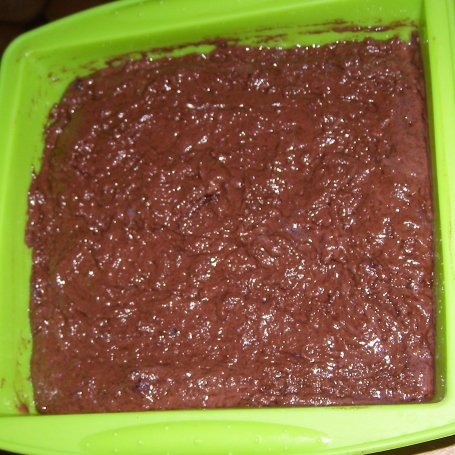 Krok 5 - czekoladowo-aroniowe ciasto w formie mieszane z kremem budyniowym i gruszkami... foto