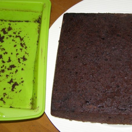 Krok 6 - czekoladowo-aroniowe ciasto w formie mieszane z kremem budyniowym i gruszkami... foto