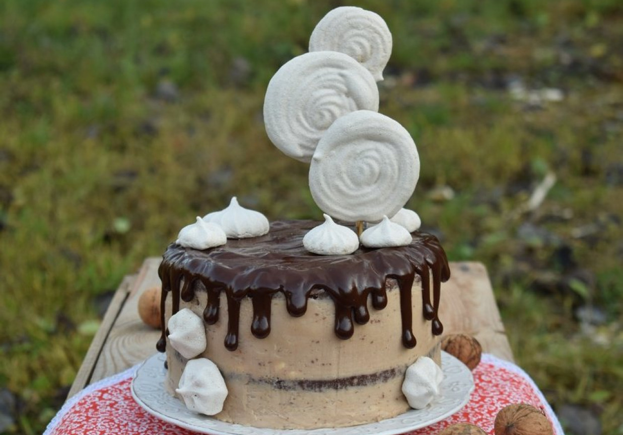 Czekoladowo-orzechowy z lizakami bezowymi foto