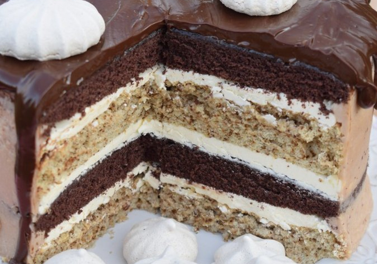 Czekoladowo-orzechowy z lizakami bezowymi foto