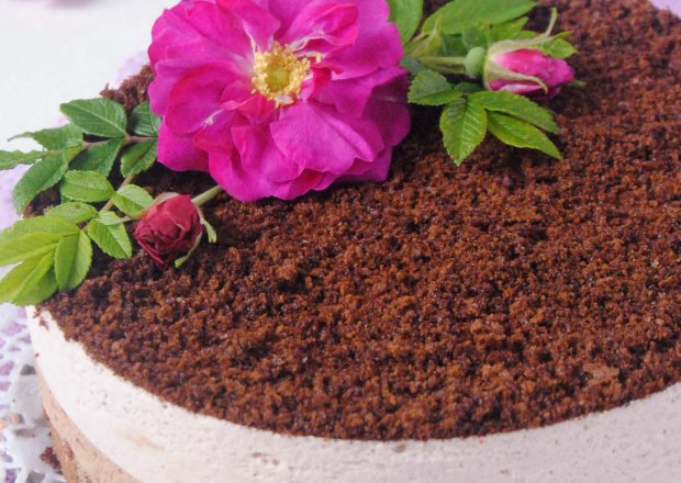 Fotografia przedstawiająca Czekoladowo-różany tort