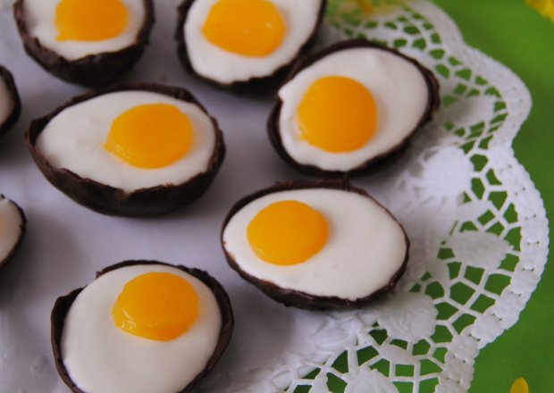 Fotografia przedstawiająca Czekoladowo-śmietankowe jajeczka na Wielkanoc