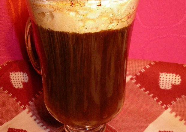 Fotografia przedstawiająca Czekoladowo-karmelowa kawa z bitą śmietaną